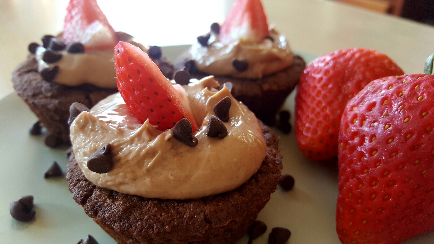 Low Carb Chocolate-Zucchini cupcakes with frosting