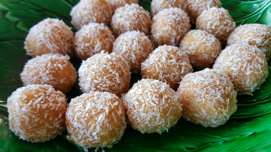 Low carb peanut-coco balls